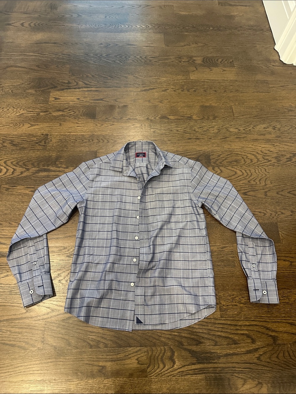 Untuckit size s button down